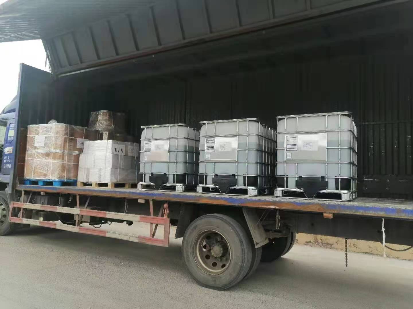 定制非标混凝土防腐硬度增强剂吨桶装车实拍